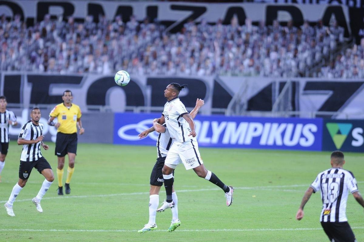 Araos marcou o segundo gol do Corinthians no Mineiro (Alexandre Guzanshe / EM DA PRESS)
