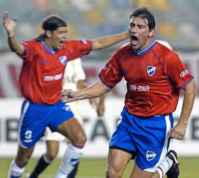 Fabian O'Neill (dir.) comemora um gol acompanhado pelo atacante Gabriel Alvez do Nacional de Montevidu