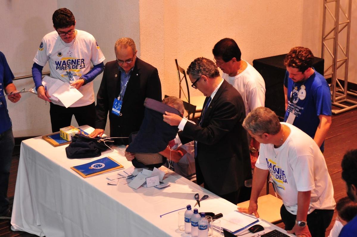 Wagner Pires de S venceu eleio com 235 votos e  o novo presidente do Cruzeiro. Ele comendar o clube no trinio 2018, 2019 e 2020. Srgio Santos Rodrigues, apoiado por Zez Perrella, ficou com 200 votos no pleito.