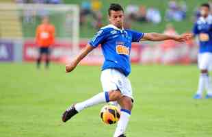 Henrique (volante) - moeda de troca enviada pelo Santos na negociao por Montillo, o volante retornou  Toca da Raposa II machucado e s foi entrar em campo em 2013 no segundo semestre. Depois, tornou-se titular absoluto, tal como havia ocorrido na primeira passagem (2008 a 2011). Ele disputou 524 jogos e marcou 27 gols pelo Cruzeiro.