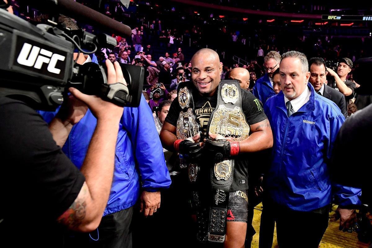 Daniel Cormier venceu Derrick Lewis por finalizao e manteve cinturo dos pesados