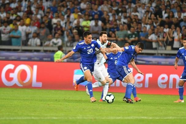 Fotos do empate por 1 a 1 entre Argentina e Paraguai, no Mineiro, pela Copa Amrica