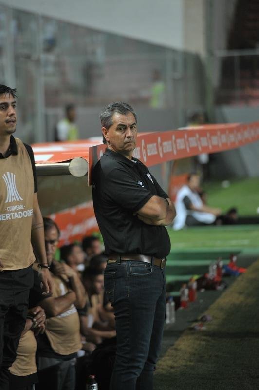 Lances do primeiro tempo do duelo entre Atltico e Defensor, pela terceira fase da Copa Libertadores