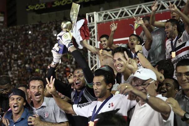 Na final do Campeonato Pernambucano de 2013, outra vez contra o Sport, Tiago Cardoso teve uma atuação histórica na Ilha do Retiro, garantido o tricampeonato ao santa Cruz.