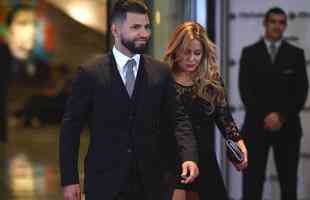 Casamento de Messi rene constelao de astros do futebol - Aguero e a esposa no tapete vermelho