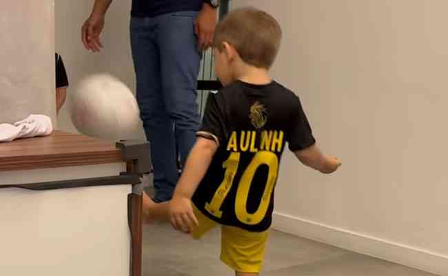 Filhos de jornalistas da Globo usam camisa de jogador do Atlético