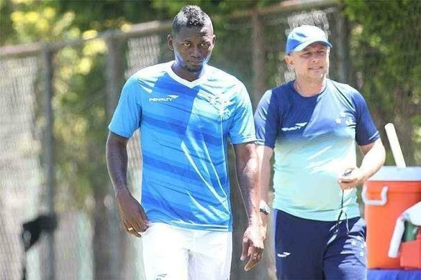 Riascos (2015 a 2016) - Duvier Riascos chegou ao Cruzeiro no incio de 2015. Em maio do mesmo ano, foi emprestado ao Vasco aps no render o esperado na Raposa. O atacante voltou ao clube celeste no ano seguinte, e, durante uma entrevista  Rdio Itatiaia, disse que no estava feliz e que no poderiam a felicidade dele 'para jogar essa m...%u201D. A partir da, Riascos e Cruzeiro passaram a travar batalhas nos tribunais, at que o Millonarios-COL contratou o jogador, em 2017.