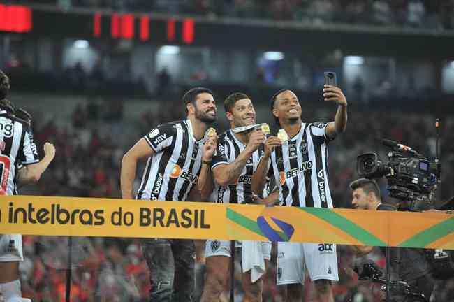 Atlético ergue a taça e festeja bi da Copa do Brasil