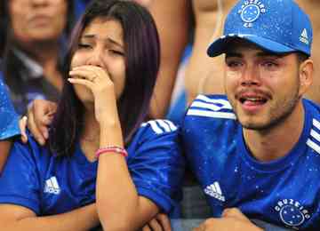 Depois de vencer Vasco por 3 a 0 e confirmar o acesso à Série A, elenco do Cruzeiro fez farra no Mineirão. Torcida delirou nas arquibancadas e chorou de alegria