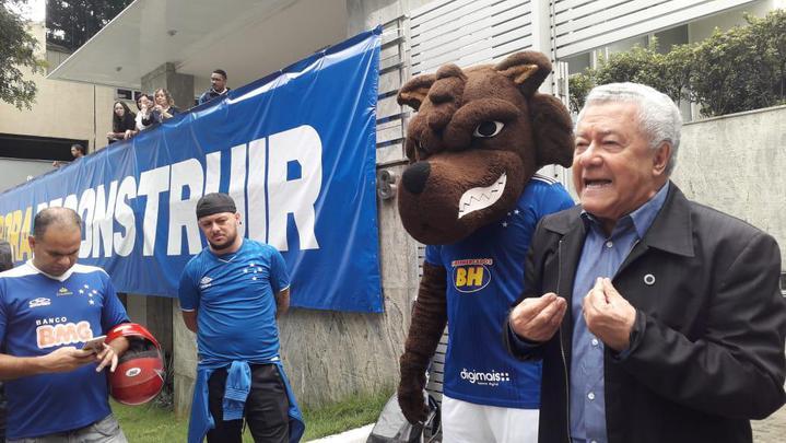 Movimentação na porta da Sede Administrativa do Cruzeiro para o lançamento do 'sócio reconstrução'