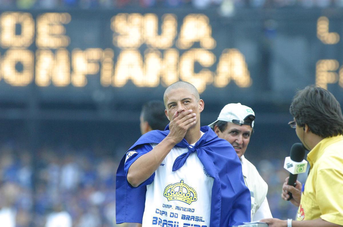 Com passagem apagada pelo Cruzeiro em 2001 e dispensa ao término da temporada, Alex retornou a Belo Horizonte a convite do técnico Vanderlei Luxemburgo, em setembro de 2002. Com o meia jogando em alto nível, o time por pouco não se classificou às quartas de final do Brasileirão - terminou em nono lugar na primeira fase, em desvantagem no saldo de gols para o oitavo colocado Santos, que viria a ser campeão. Em 2003, o camisa 10 liderou o elenco na melhor época do clube com a conquista da Tríplice Coroa (Campeonato Mineiro, Copa do Brasil e Campeonato Brasileiro). Em 2004, Alex aceitou proposta do Fenerbahçe, da Turquia, e saiu do Cruzeiro após 123 jogos (121 oficiais) e 64 gols.