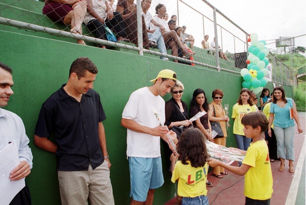 Fred e outros jogadores do Amrica entregam kits escolares a crianas no bairro Planalto, em Belo Horizonte