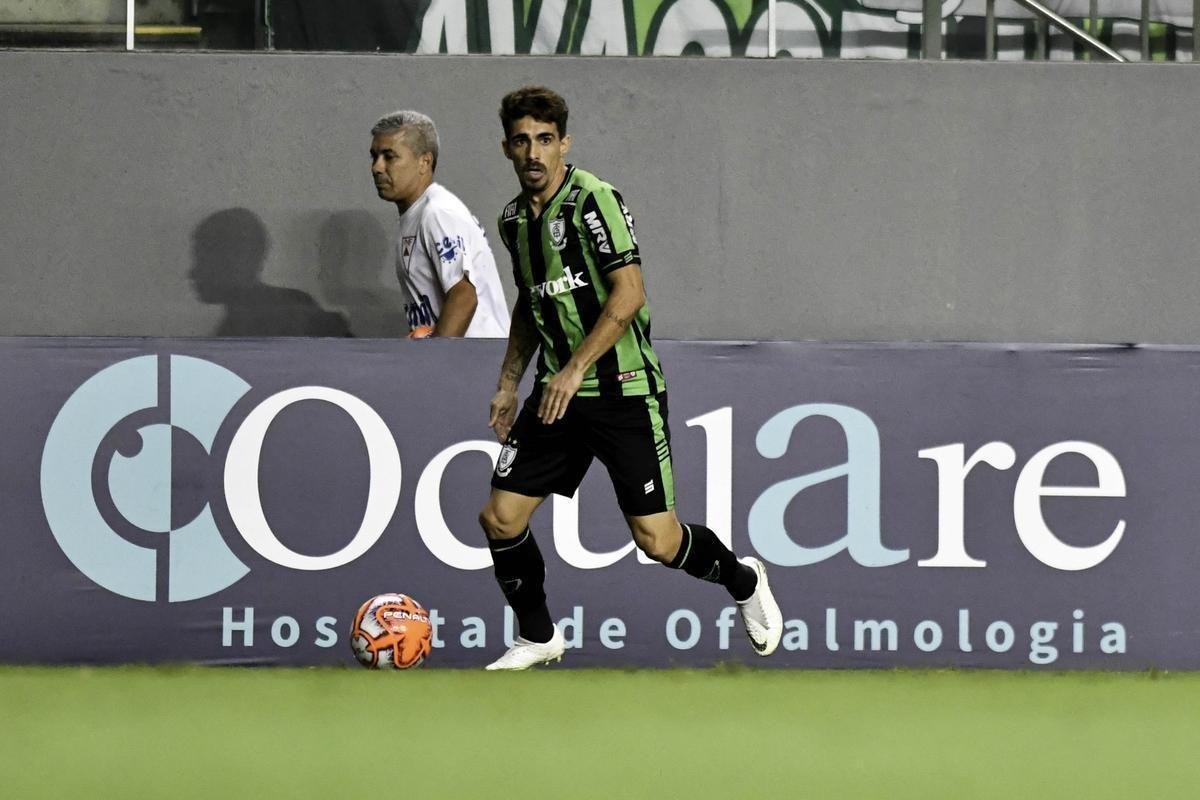 Fotos do primeiro tempo do duelo entre Amrica e Guarani, no Independncia, pela 11 rodada do Mineiro
