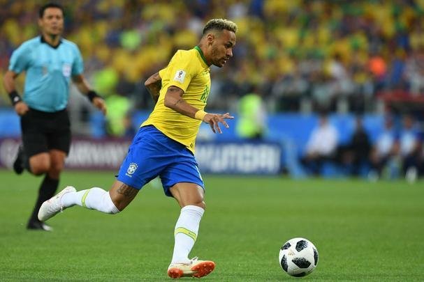 Poucas quedas, assistência e 'ousadia': a atuação de Neymar contra a Sérvia