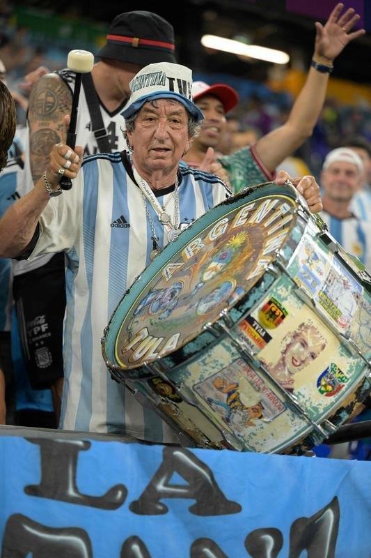 Fotos das torcidas de Argentina e Polnia durante jogo entre as duas selees pelo Grupo C da Copa do Mundo, no Estdio 974, em Doha, no Catar
