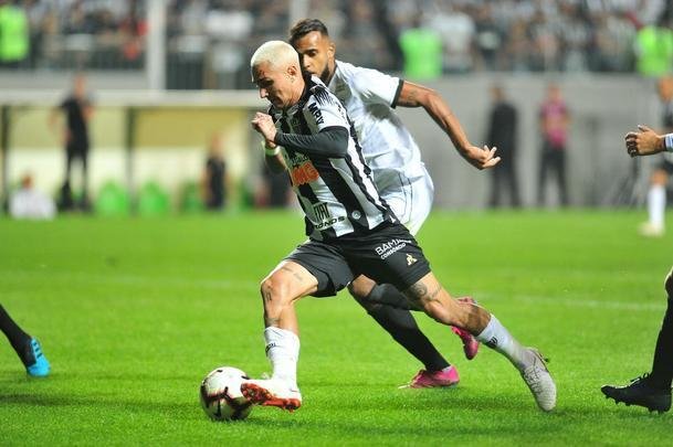 Galo deslanchou no segundo tempo com gols de Fbio Santos, de pnalti, e Vinicius
