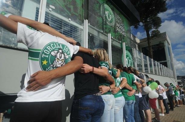Pela ltima rodada do Campeonato Brasileiro, a Chapecoense receberia o Atltico na Arena Cond. Com a tragdia envolvendo a delegao da equipe catarinense, a rodada deste fim de semana no aconteceu, sendo adiada para o prximo. Solidrio  Chape, que, alm de perder jogadores e comisso tcnica, no possui condies psicolgicas para entrar em campo, o Atltico se pronunciou contra a realizao da partida