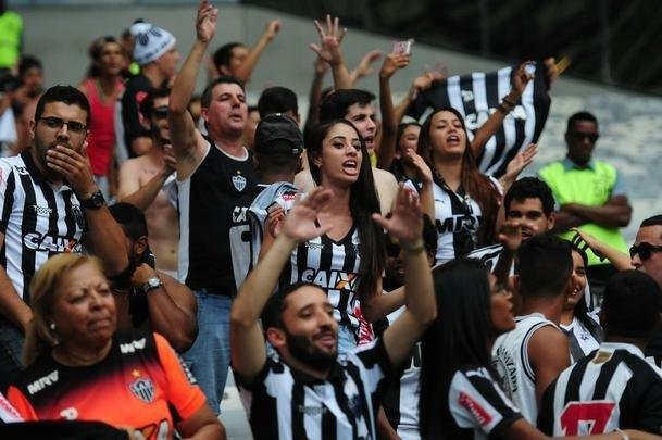 Fotos das torcidas de Cruzeiro e Atltico no Mineiro