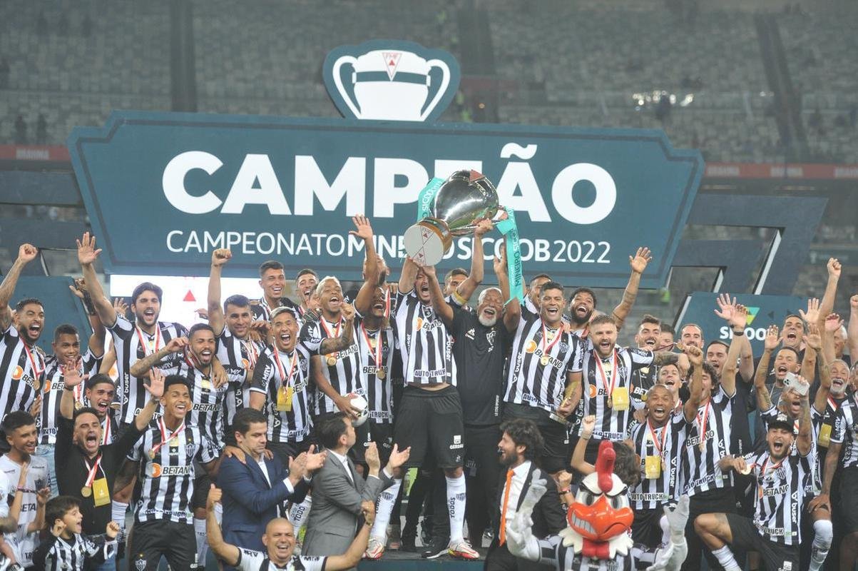 Festa do Atltico no Mineiro pela conquista do tricampeonato mineiro. Galo derrotou o Cruzeiro por 3 a 1 na final nica do estadual. Gols foram de Hulk (2) e Nacho