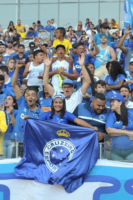 Imagens das torcidas de Cruzeiro e So Paulo no Mineiro