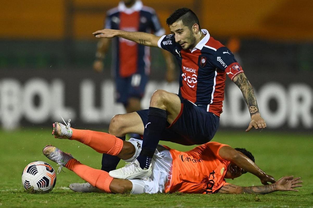 2020 - Universitario (PER) e Cerro Porteo (PAR) empataram por 1 a 1 no Peru. Na volta, vitria dos paraguaios por 1 a 0.