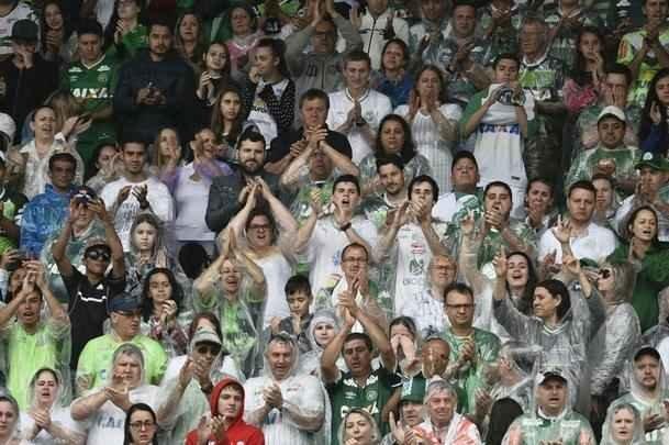 Aplausos para a mãe do goleiro Danilo, que entrou no gramado da Arena Condá muito emocionada