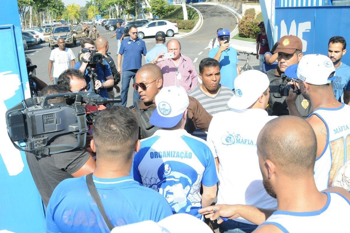 Integrantes da Mfia Azul protestaram na tarde desta tera, na porta da Toca II