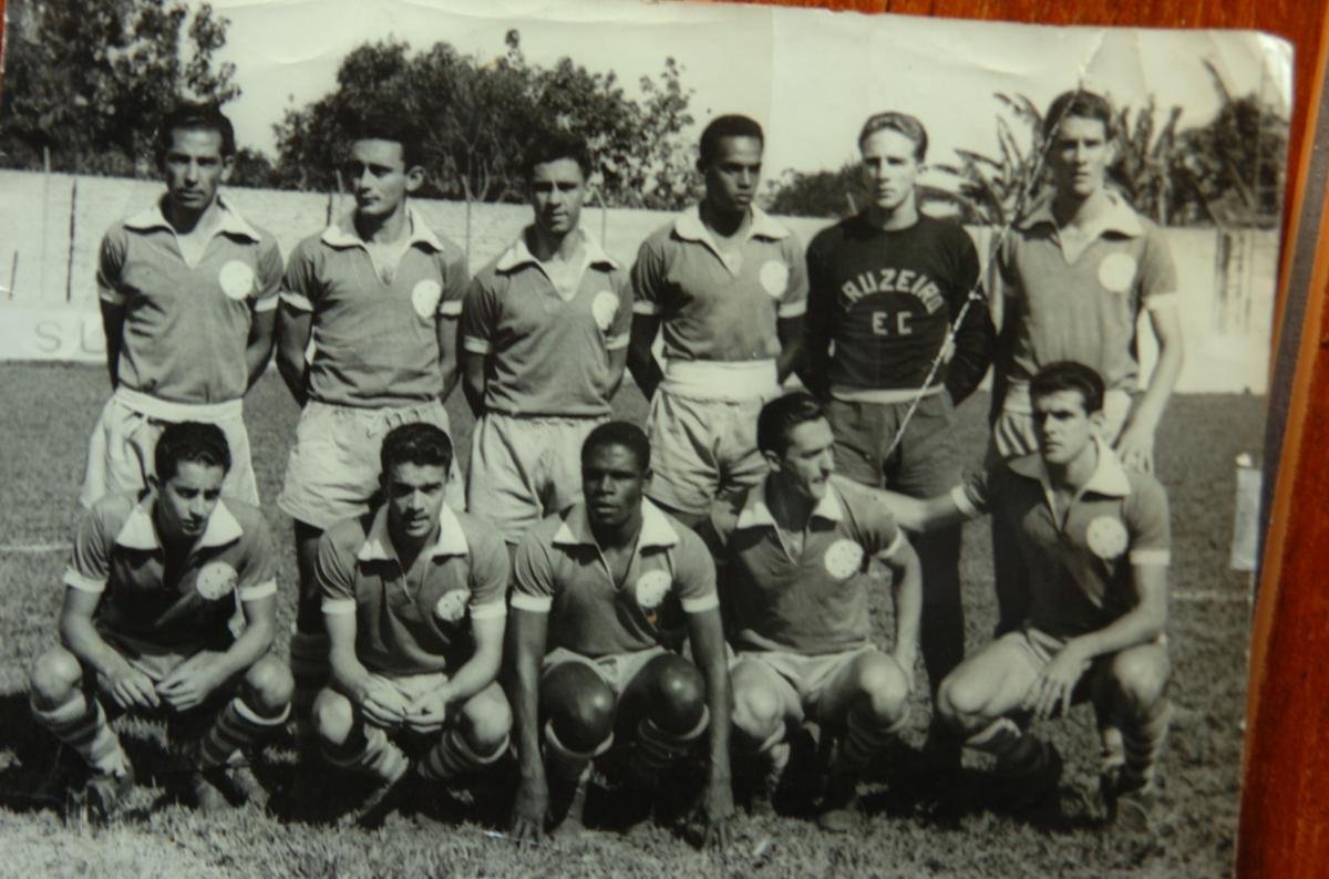 Em 1957, o clube passou a contar com a camisa toda na cor azul, somente com a gola e a ponta das mangas na cor branca.