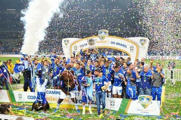 Depois da vitria por 5 a 3 nos pnaltis, que teve Fbio como heri, jogadores e comisso tcnica comemoraram muito no gramado do Mineiro. Capito Henrique ergueu a taa do penta no Gigante