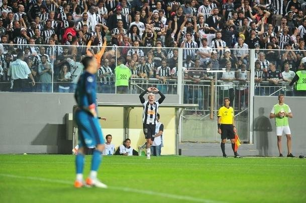 Galo deslanchou no segundo tempo com gols de Fbio Santos, de pnalti, e Vinicius