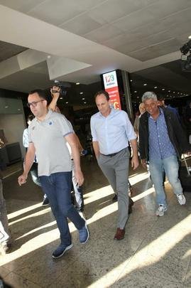 Novo treinador do Cruzeiro, Rogério Ceni desembarcou em Confins na manhã desta terça-feira e recebeu apoio de torcedores