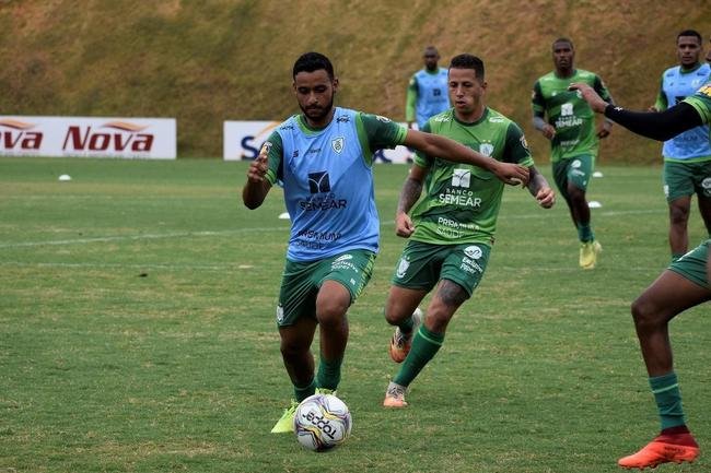 O Amrica segue com treinos preparatrios para a disputa do Campeonato Mineiro 2021. Comandados pelo auxiliar tcnico Mrcio Hahn, jogadores da base americana - e tambm os que tiveram menos oportunidades na temporada 2020 - realizam atividades voltadas ao Estadual.