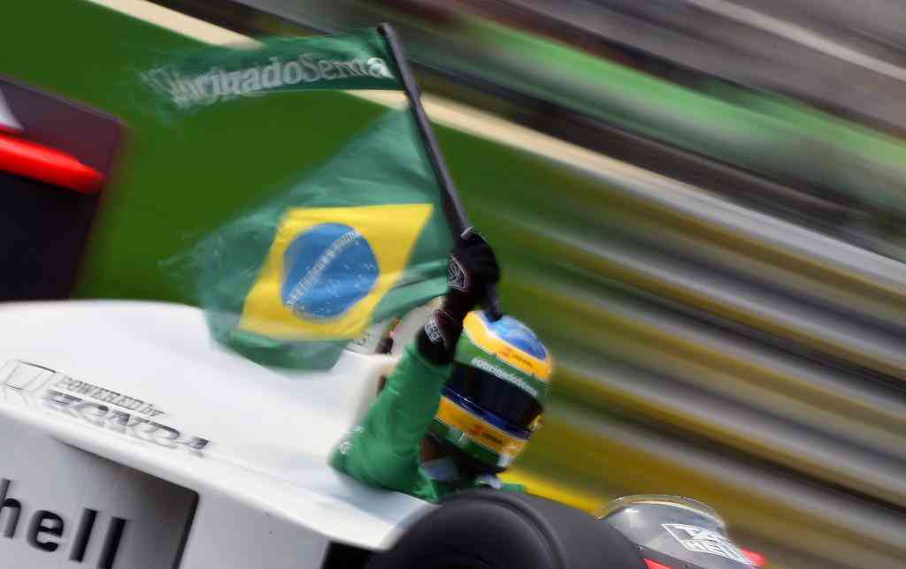 Bruno Senna pilota McLaren histórica de Ayrton e leva Interlagos ao delírio