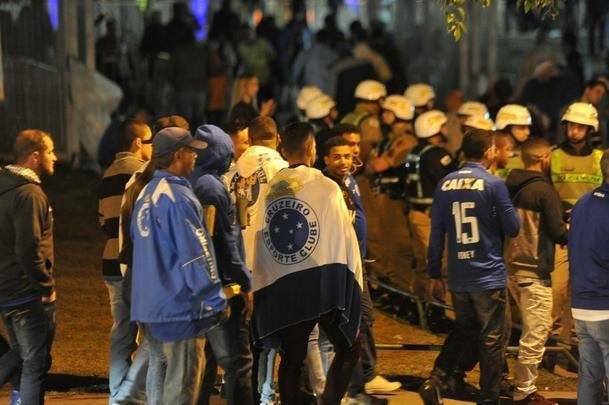 Torcida do Cruzeiro encarou frio e crise de abastecimento para apoiar o time contra o Palmeiras, no Mineiro