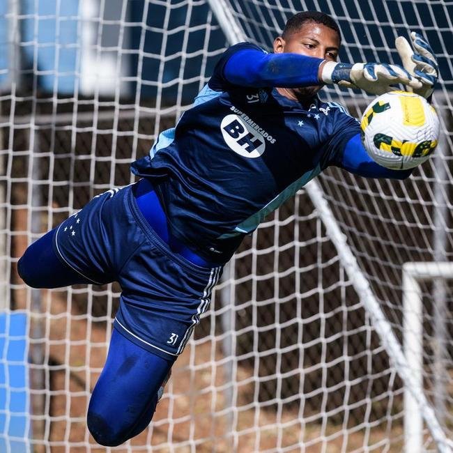Fotos do treino do Cruzeiro neste domingo, na Toca da Raposa II. As novidades foram as presenas do atacante Rafa Silva, recuperado de incmodo no p direito, e dos recm-contratados Luis Felipe (zagueiro, ex-PSV da Holanda) e Bruno Rodrigues (atacante, ex-Famalico de Portugal)