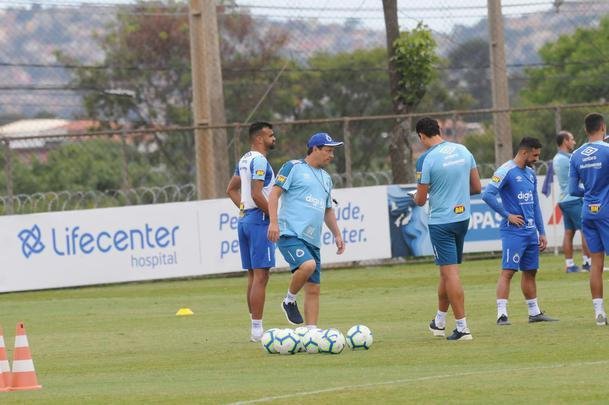 Adilson Batista em ao em seu primeiro treino  frente do Cruzeiro