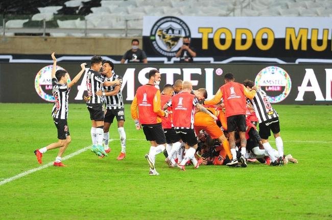 Goleiro Everson, do Atltico, foi heri na deciso por pnaltis contra o Boca Juniors ao defender duas cobranas e ao marcar o gol da classificao: 3 a 1 nas batidas alternadas aps 0 a 0 no tempo normal, no Mineiro.