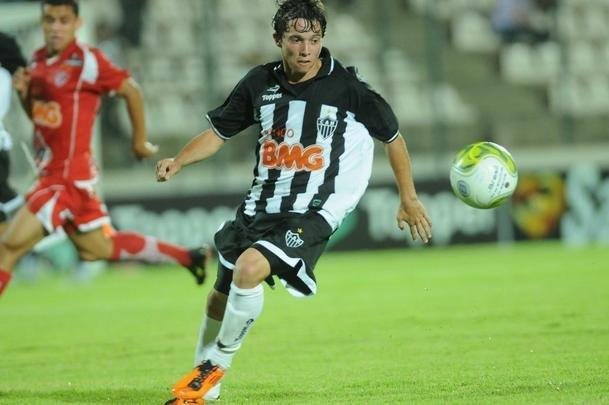 Bernard - Revelação da base alvinegra, Bernard jogou como lateral-direito em sua estreia pelo clube, em 2011. Pouco mais de dois anos após o jogo contra o Uberaba, se tornou a maior venda da história do Atlético