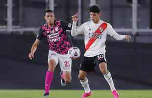 Com 25 casos simultneos de COVID-19, River Plate enfrentou Independiente Santa Fe-COL com apenas 11 jogadores disponveis e com o volante Enzo Prez improvisado como goleiro.