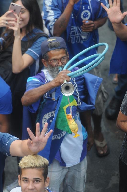 De Confins, jogadores do Cruzeiro hexacampees da Copa do Brasil saram em carro aberto pelas ruas de Belo Horizonte. No Centro da capital, milhares de pessoas aguardavam os jogadores para a festa.