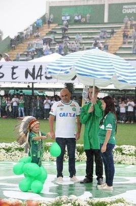 Pequeno ndio Cond, mascotinho do clube, despediu-se dos dolos