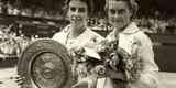 Arquivo O Cruzeiro/EM/D.A Press - 12/07/1960 - A tenista Maria Esther Bueno (e) conquista o bicampeanato de Wimbledon, de simples, aps vencer a sul-africana Sandra Reynolds