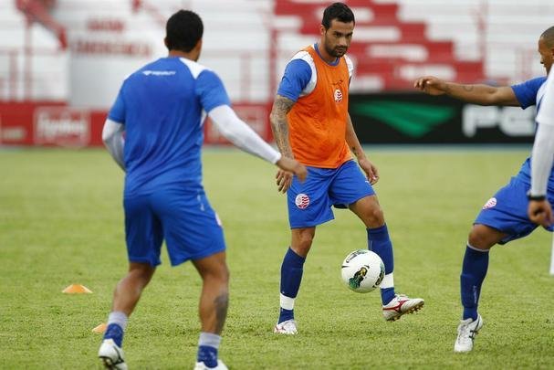 Em 2012, o Timbu estava de volta  Srie A aps as duas grandes campanhas de 2007 e 2008. E para reforar seu elenco para a disputa, acertou a contratao do argentino Andrs Romero. O atacante no conseguiu chamar a ateno dos treinadores no clube, e disputou apenas seis partidas antes de rescindir seu contrato.