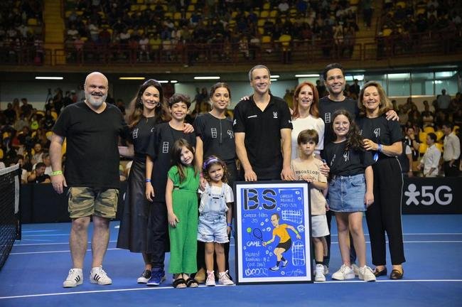 Cercado de amigos, familiares e com carinho do pblico, Bruno Soares se despediu oficialmente do tnis neste sbado (26), no Mineirinho, em BH. Multicampeo, tenista mineiro, de 40 anos, dividiu a quadra com Bob Bryan, Marcelo Melo e Rafael Matos
