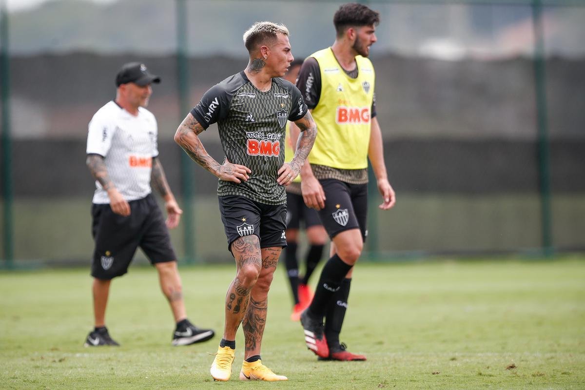 Imagens do primeiro treino de Eduardo Vargas pelo Atltico