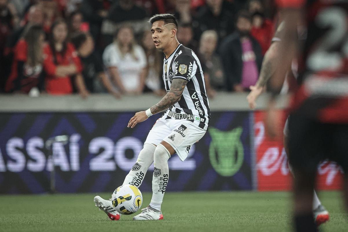Neste domingo (17), o Atlético enfrentou o Athletico-PR pela segunda rodada da Série A do Campeonato Brasileiro. A partida foi realizada na Arena da Baixada, em Curitiba.
