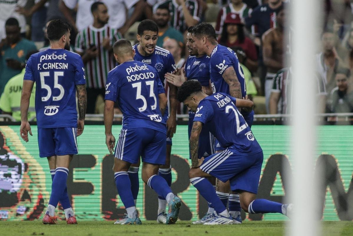 Fotos do gol de empate do Cruzeiro, marcado por Oliveira, de cabea, aps escanteio cobrado por Machado: 1 a 1