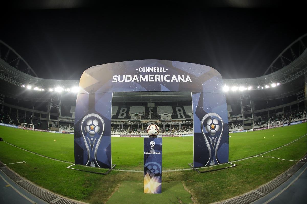 Fotos do duelo entre Botafogo e Atltico, no Estdio Nilton Santos, no Rio, pela ida das oitavas de final da Copa Sul-Americana