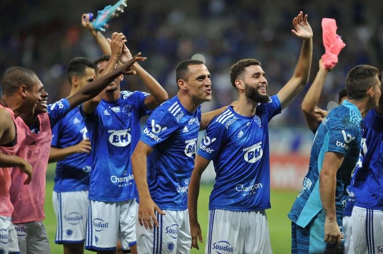 Festa do time do Cruzeiro e da torcida no Mineiro com a confirmao da vaga na final do Campeonato Mineiro. Raposa venceu o Athletic novamente, dessa vez por 2 a 1, e agora aguarda Atltico ou Caldense na deciso