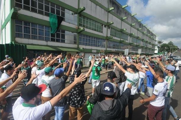 Pela ltima rodada do Campeonato Brasileiro, a Chapecoense receberia o Atltico na Arena Cond. Com a tragdia envolvendo a delegao da equipe catarinense, a rodada deste fim de semana no aconteceu, sendo adiada para o prximo. Solidrio  Chape, que, alm de perder jogadores e comisso tcnica, no possui condies psicolgicas para entrar em campo, o Atltico se pronunciou contra a realizao da partida